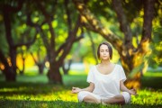 教练闭门会议：球员在门外等着被点名，教练场开
